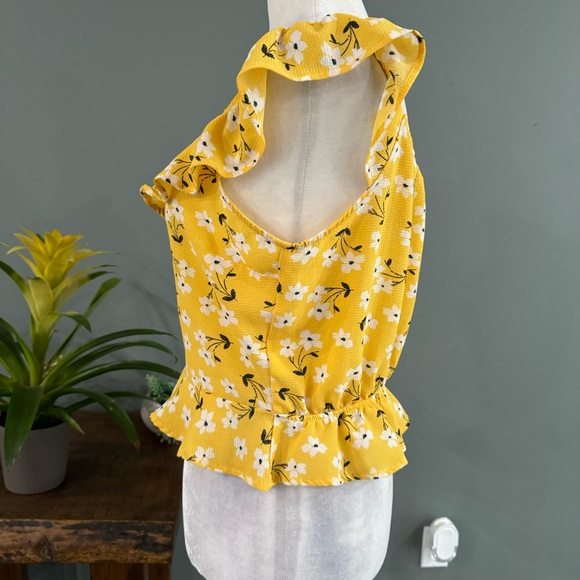 Monteau Cropped Sleeveless Floral Top - Picture 5 of 10